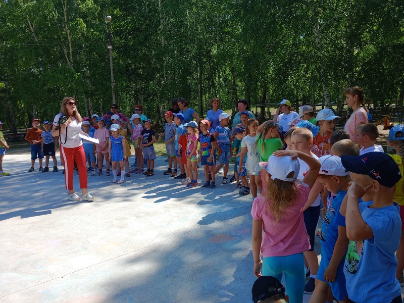 С 5 июня в школах Змеиногорского района начали свою работу пришкольные лагеря. Во всех школах смены продлятся до 23 июня и отдохнут в них 309 детей.