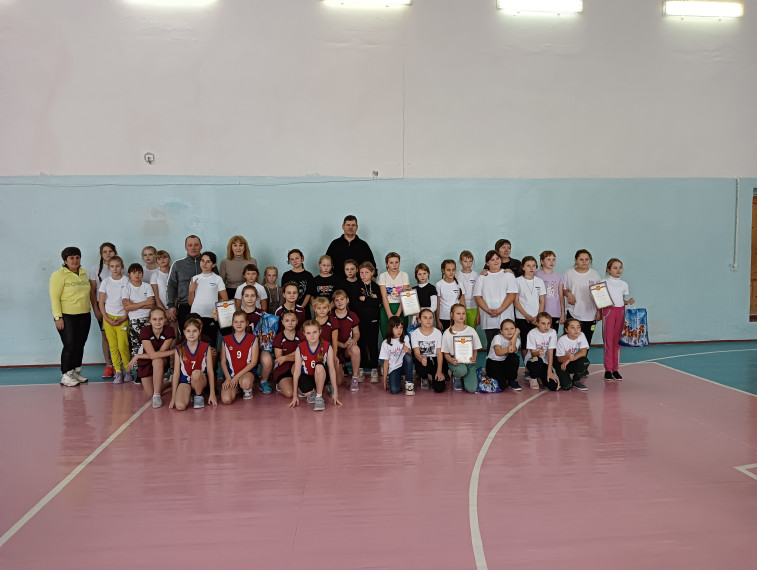 Сегодня на базе спортивной школы состоялись районные соревнования по пионерболу среди команд девочек, учащихся школ Змеиногорского района.