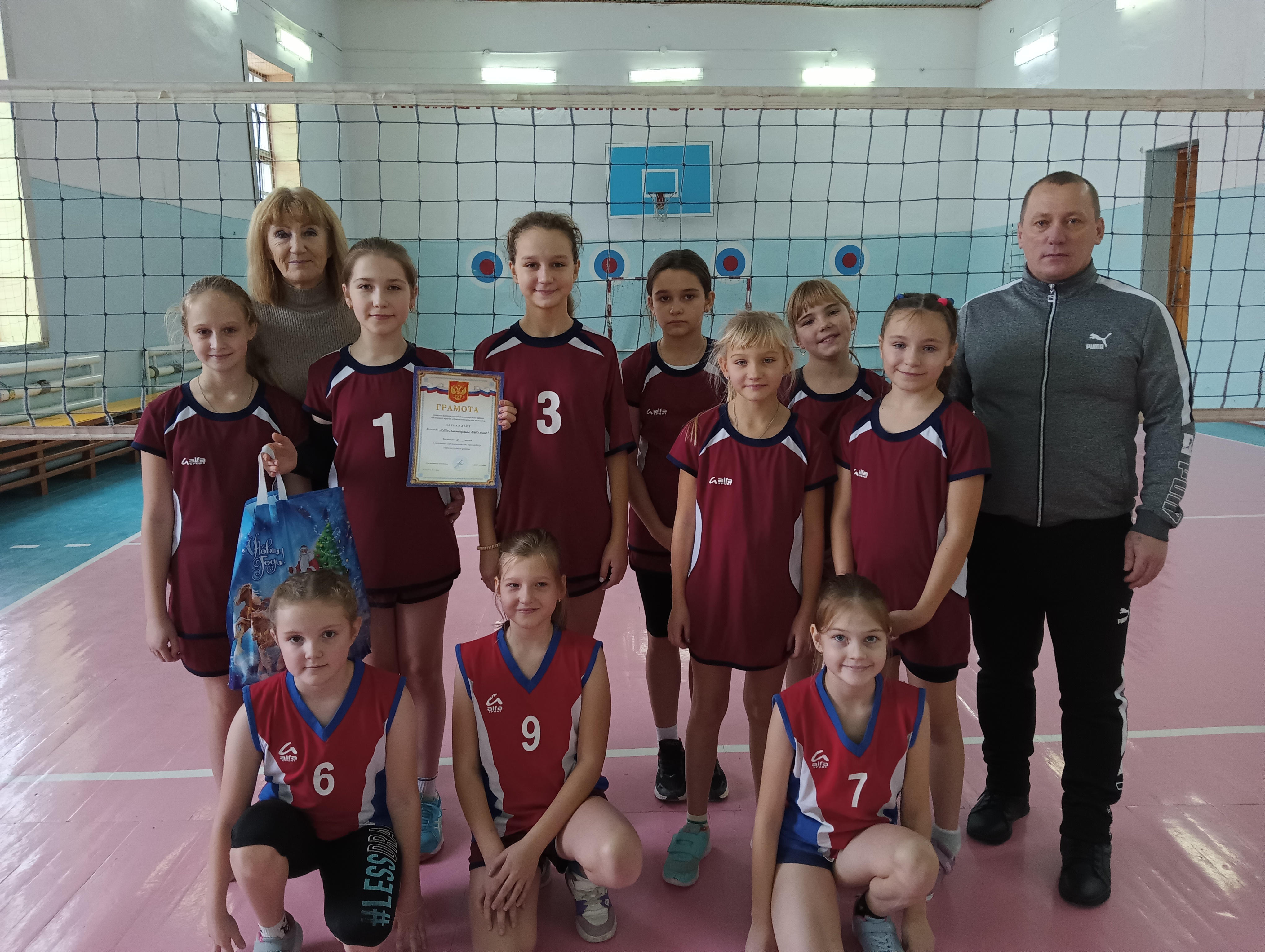 Сегодня на базе спортивной школы состоялись районные соревнования по пионерболу среди команд девочек, учащихся школ Змеиногорского района.