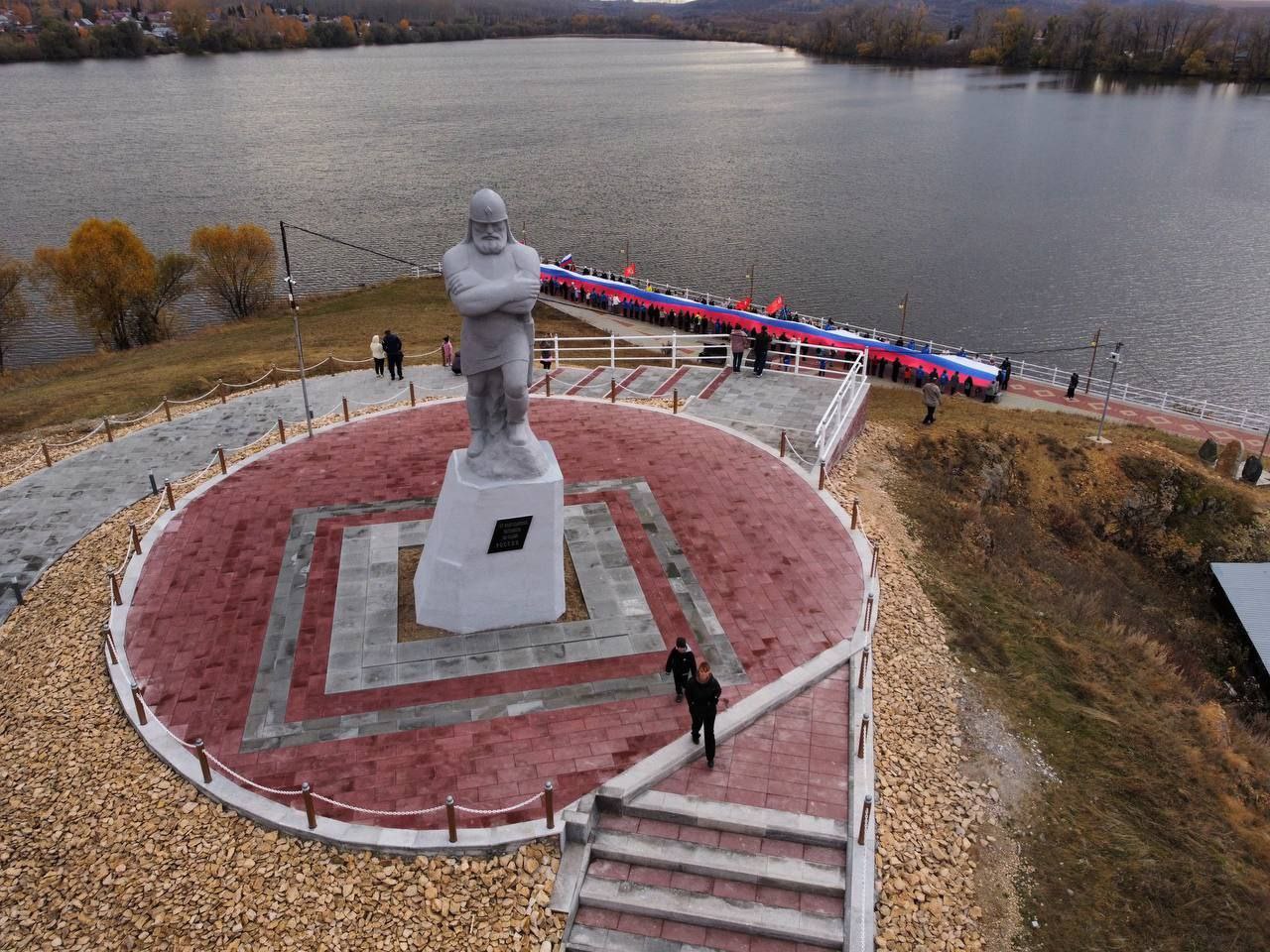 Всероссийская премия &quot;Служение&quot; учреждена Президентом страны для сотрудников муниципалитетов, которые внесли особый вклад в развитие территории и повышение качества жизни людей..