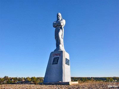 Памятник покорителю Сибири Ермаку.